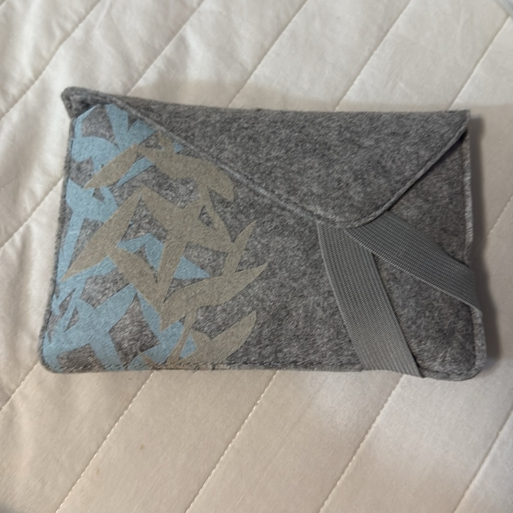 Hawaiian Airlines Travel Kit with Eye Mask - Picture 2 of 3